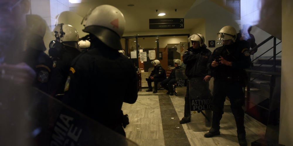 Χάος και πάλι στο Ειρηνοδικείο για τους πλειστηριασμούς! Μάχες σώμα με σώμα! «Βροχή» τα χημικά